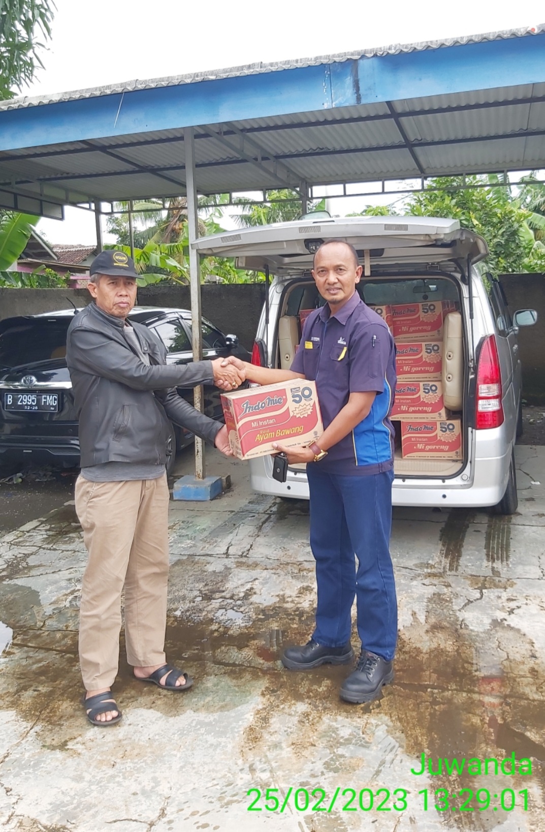 Pemberian bantuan sembako 70 dus mie instant bagi warga Desa Karangsari Kecamatan Cikarang Timur yang terdampak banjir